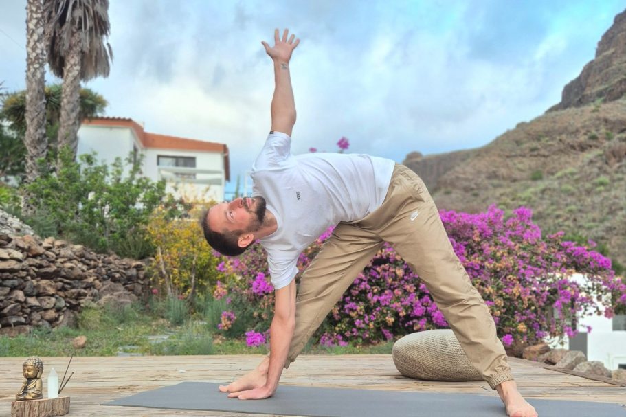 Bild von Daniel Bils in der Yogahaltung Dreieck
